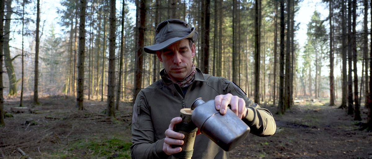 Make a Temporarily Drinking Cup from Wood and Paracord